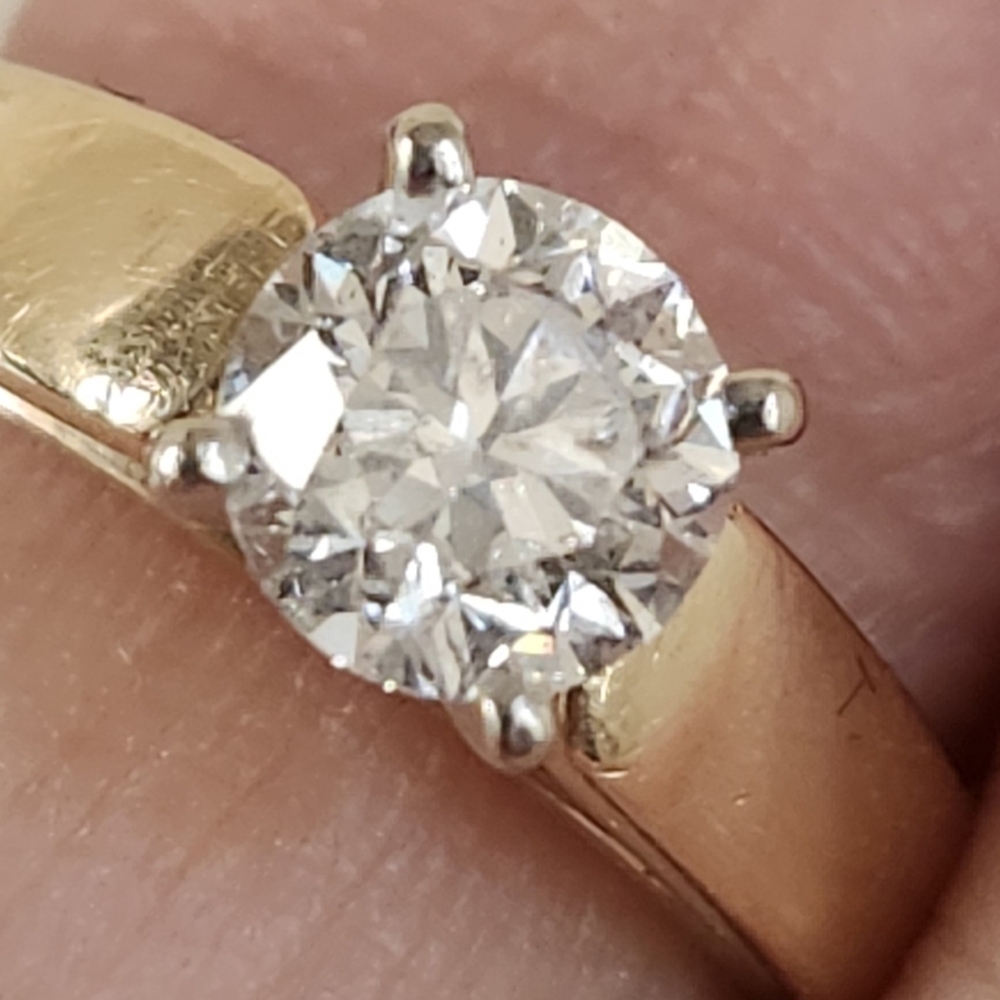 Elegant Gold Diamond Ring